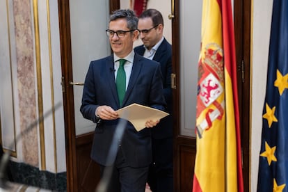 El ministro de la Presidencia, Relaciones con las Cortes y Justicia, Félix Bolaños, llega a una rueda de prensa, en el Congreso de los Diputados, este jueves.
