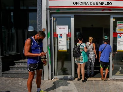 Varias personas esperan a entrar a una oficina del SEPE.