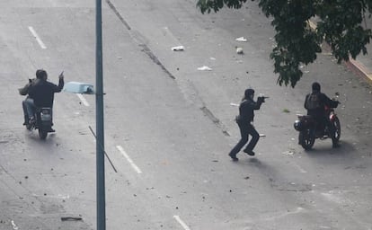 Miembros de un colectivo interviene contra una marcha opositora en Caracas.