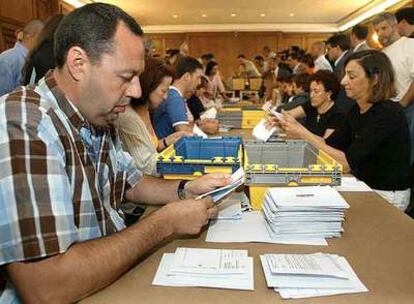 Recuento del voto de los emigrantes en Pontevedra, tras las elecciones autonómicas de 2005.