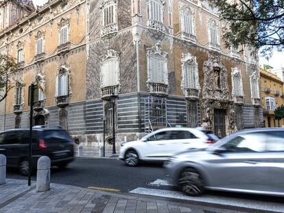 Coches circulando por el centro histórico de Valencia.