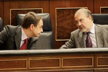 El presidente José Luis Rodríguez Zapatero y el vicepresidente económico Pedro Solbes, en el Pleno del Congreso.