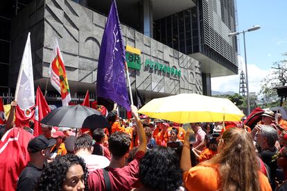 Trabalhadores da Petrobras protestam em frente à sede da estatal no Rio de Janeiro.