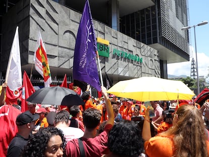 Trabalhadores da Petrobras protestam em frente à sede da estatal no Rio de Janeiro.