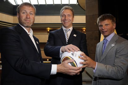 El dueño del Chelsea, Roman Abramóvich; el viceprimer ministro ruso, Igor Shuvalov, y el futbolista Arshavin, durante el Mundial de Sudáfrica.