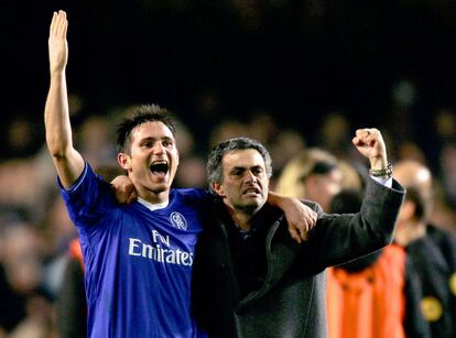 Mourinho celebra con Lampard la victoria ante el Barcelona (4-2) en Stamford Bridge, en 2005.