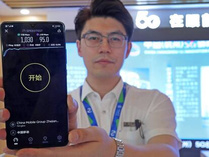 Un vendedor con el Huawei Mate 20 X (5G) at en agosto.