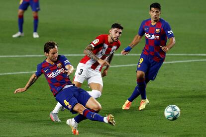 Rakitic, en el momento de marcar al Athletic.