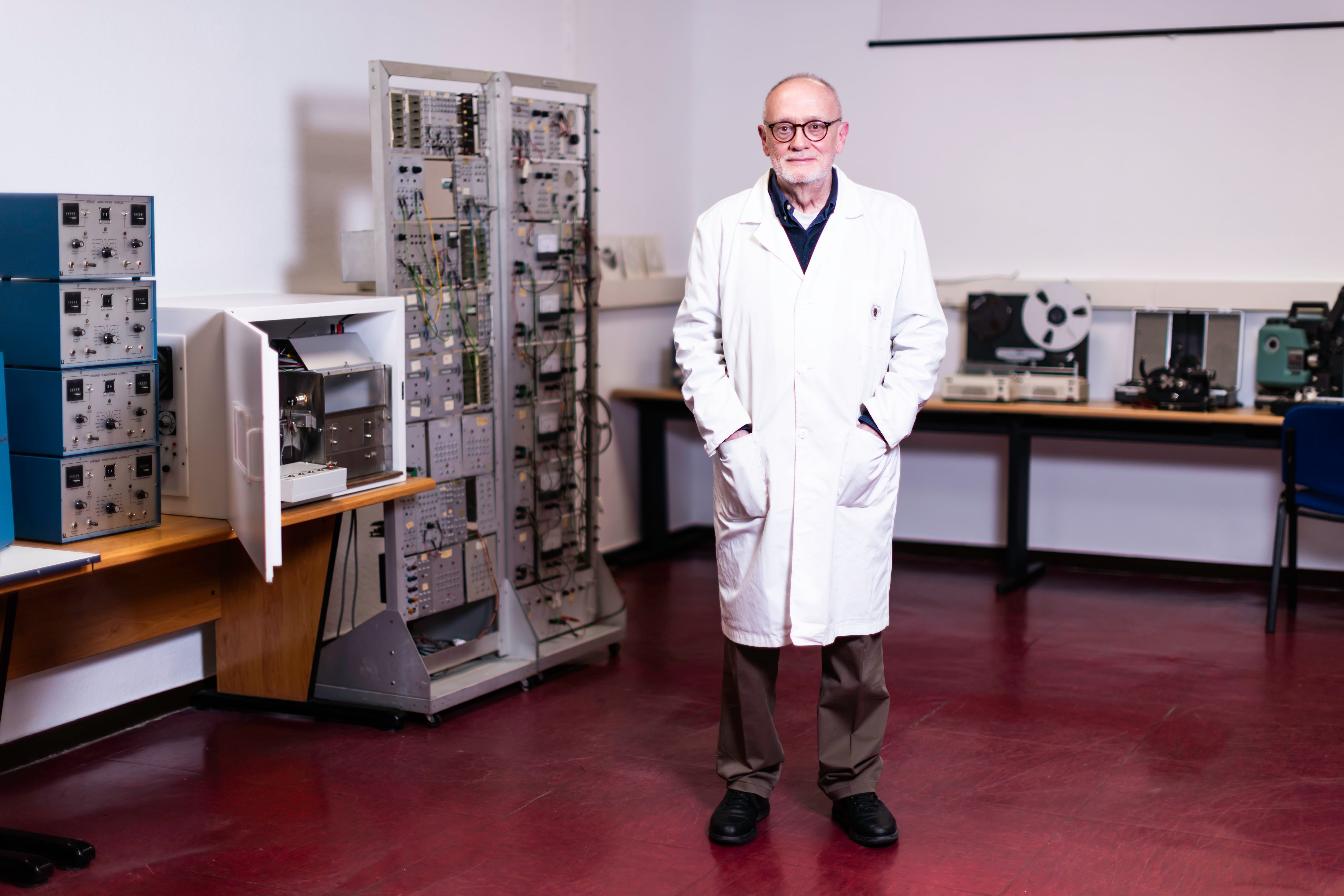 Javier Bandrés, junto a una caja de Skinner, en el Museo Complutense de la Psicología.