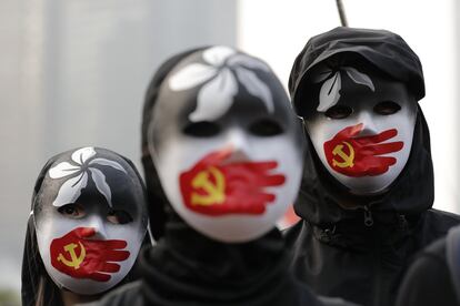 Tres personas disfrazadas critican la represión del Gobierno chino contra la comunidad uigur, en una manifestación celebrada en Hong Kong el domingo.