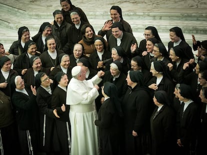 El papa Francisco saluda a un grupo de monjas en una audiencia en el Vaticano el pasado 15 de enero.