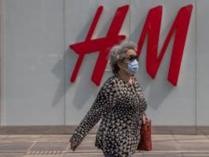 Mujer pasea por una tienda de H&M en Pekin.