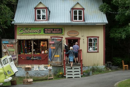 Alimentos artesanales en una isla de Quebec (Canadá). Los hurones, el pueblo indio que habitaba la zona, conocían esta isla como Minigo (que significa "hechicera"). Cuando el explorador del siglo XVI Jacques Cartier la visitó por primera vez, la llamó Isle de Bacchus (Isla de Baco) porque las uvas silvestres crecían en abundancia. Aunque su nombre cambió muchas veces a lo largo de los siglos, esta fértil isla río abajo de la actual ciudad de Quebec ejerció siempre su atractivo. Hoy, escasamente poblada, Île d'Orléans saca pecho de su pasado y se encuentra en el epicentro del movimiento artesanal y de alimentos artesanales de Québec. La isla también tiene un rico patrimonio histórico, con algunas casas solariegas e iglesias que datan de más de 300 años. 
Imprescindible acercarse a St-François, una torre de observación de madera cerca del extremo norte de la isla, que ofrece vistas del río San Lorenzo y las montañas más allá. En invierno, se puede atravesar el bosque cubierto de nieve en un trineo tirado por perros y todo el año disfrutar de los productos locales, como la sidra y las hortalizas de la Cidrerie Bilodeau, o exquisitos platos franceses con ingredientes locales en el Moulin de St-Laurent, un molino harinero reformado del siglo XIX al borde de una cascada. 