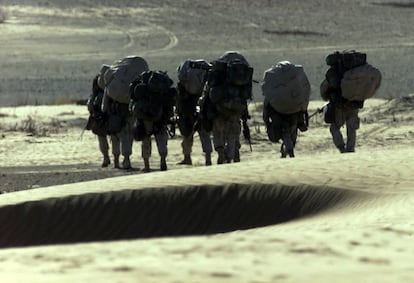 Un grupo de marines estadounidenses se preparan para tomar posiciones en el desierto, fuera de su base situada en el sur de Afganistán, 29 de noviembre de 2001.