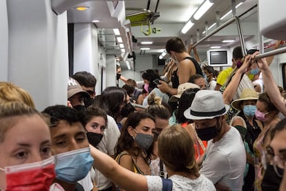 Pasajeros amontonados en un vagón de un tren de la L1 de Rodalies, este domingo.