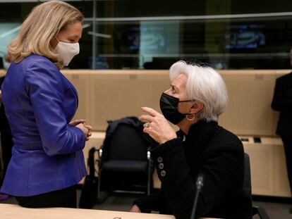 La presidenta del BCE, Christine Lagarde, y la ministra de Asuntos Económicos, Nadia Calviño, durante una reunión del Eurogrupo esta semana.