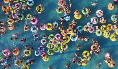 Vista aérea de una piscina en Yangzhou (China).
