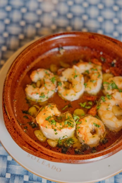 Plato de gambas al ajillo en el restaurante Soleado, del Mercato Metropolitano Mayfair.