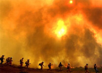 Un grupo de bomberos de Los Ángeles lucha contra las llamas en el área residencial de Stevenson Ranch.