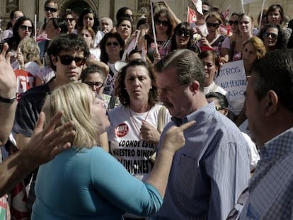 Una trabajadora de Macrosad se encaraba ayer con un concejal del PP durante la protesta.