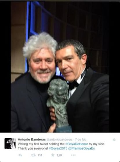 El primer tuit de Antonio Banderas, junto a su Goya de Honor y Pedro Almod&oacute;var.