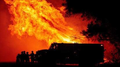 Bombeiros trabalham no incêndio florestal de Oroville, na Califórnia. 