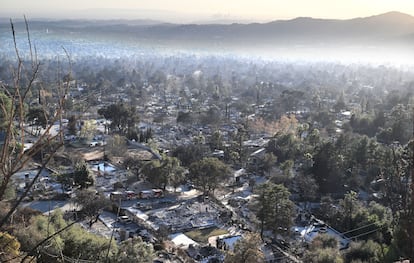 Viviendas arrasadas por el fuego en Altadena, el domingo.