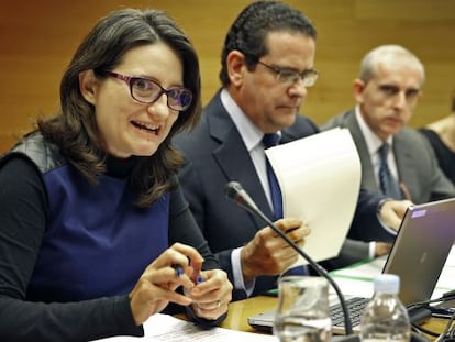 La vicepresidenta del Consell y consejera de Igualdad, Mònica Oltra, explica sus presupuestos en las Cortes.