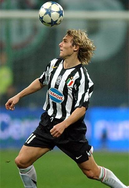 Nedved controla el balón en un partido de <i>la Juve.</i>