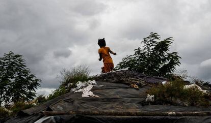 Una niña refugiada rohingya mira al cielo en el campo de refugiados en Cox's Bazar el pasado 12 de agosto.  