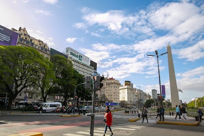 El chalé, arriba a la izquierda, y el Obelisco vistos desde la avenida 9 de julio de Buenos Aires.
