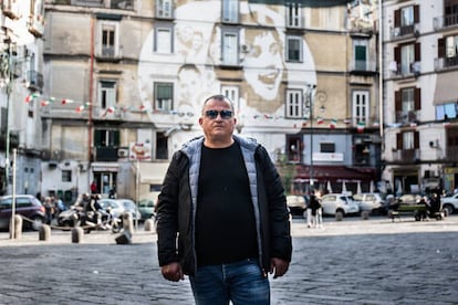 Antonio, padre de Genny Cesarano, en el lugar donde su hijo fue asesinado por error por la Camorrra.