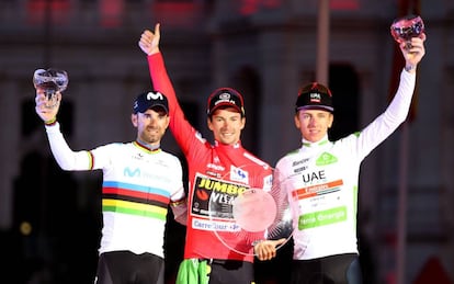 Valverde, Roglic y Pogacar, en el podio de Madrid.