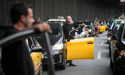 Marcha lenta de taxis contra Uber, el pasado julio.