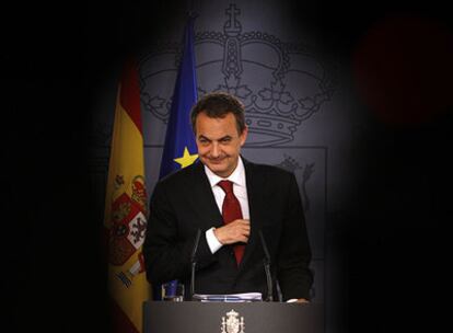El presidente José Luis Rodríguez Zapatero, durante una rueda de prensa en La Moncloa.