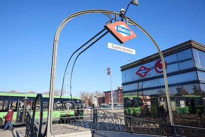 Entrada a la estación de Metro de Cuatro Vientos, en cuyos alrededores etsá el intercambiador improvisado con el mismo nombre.