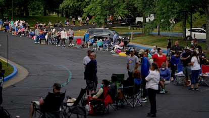 Una fila que aguarda las ayudas económicas en Frankfort, Kentucky, en junio pasado.