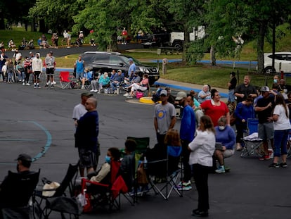 Una fila que aguarda las ayudas económicas en Frankfort, Kentucky, en junio pasado.