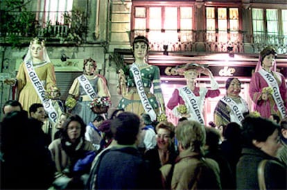 Las gigantas que desfilaron ayer en las fiestas de Santa Eulàlia, mostrando la banda contra la guerra en la plaza de Sant josep Oriol de Barcelona.