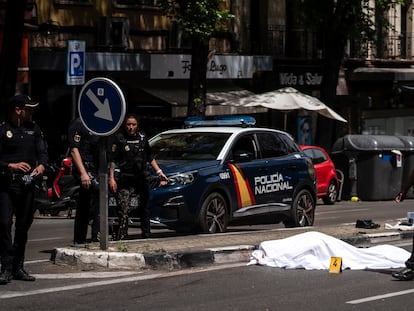 Agentes de la Policía Nacional y de la Guardia Civil, en el paseo de la Extremadura en Madrid, donde este jueves han muerto dos personas atropelladas.