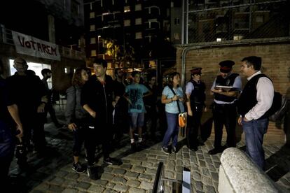 Els Mossos estenen acta al col·legi Torrent d'en Melis de Barcelona.