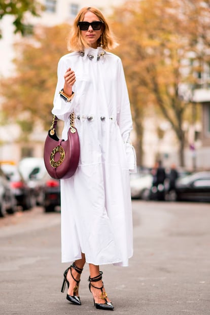 Candela Novembre convierte en especial un sencillo vestido blanco. ¿La clave? Los complementos y su melenita siempre perfectamente imperfecta.