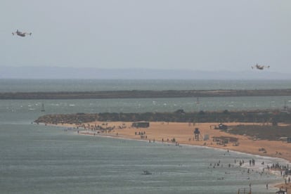 Hidroaviones sobrevuelan la playa de Mazagón (Huelva).