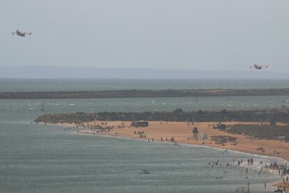 Hidroaviones sobrevuelan la playa de Mazagón (Huelva).