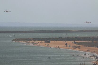 Hidroaviones sobrevuelan la playa de Mazagón (Huelva).