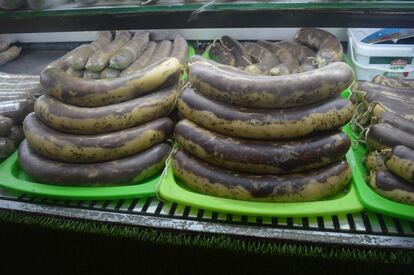 Kazy, salchichas de carne y grasa de caballo, en el Chorsu Bazar de Taskent, capital de Uzbekistán.