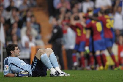 El Madrid salió humillado en el Bernabéu ante un Barcelona que jugó como los ángeles y no tuvo piedad del conjunto blanco, en plena descomposición. Fue el primer año de Guardiola, el año que no se dejó ningún título por el camino y en el que demostró una gran superioridad ante sus rivales más directos. Henry, Puyol, Messi, y Piqué marcaron en casa del eterno rival en un partido que fue una auténtica fiesta azulgrana. Tras esa temporada, Florentino Pérez se hizo cargo de nuevo del Real Madrid y comenzó a base de talonario a idear un equipo que pudiera competir contra la exquisitez del conjunto de Guardiola.