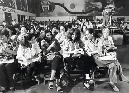 Gioconda Belli (primera fila, segunda por la derecha), en un acto sandinista en los ochenta.