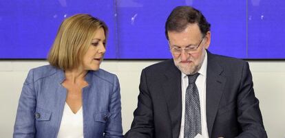 El presidente del Gobierno y del PP, Mariano Rajoy, junto a la secretaria general, Mar&iacute;a Dolores de Cospedal.