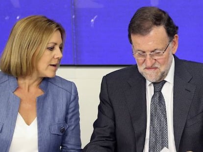 El presidente del Gobierno y del PP, Mariano Rajoy, junto a la secretaria general, Mar&iacute;a Dolores de Cospedal.